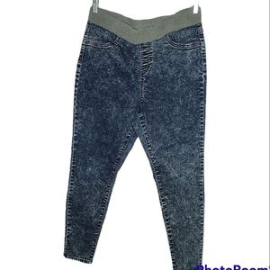No Boundaries XL Juniors Pull On Acid Wash Jeggings.